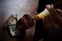 容留他人吸毒三次应判多久、罚金多少？