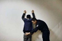 警察到家里搜查合法吗？