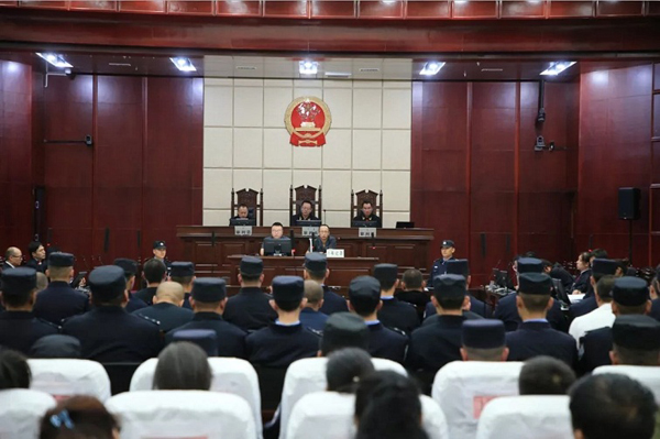 锡林郭勒盟中级人民法院依法公开宣判被告人范泉智等人涉黑案件(图2)