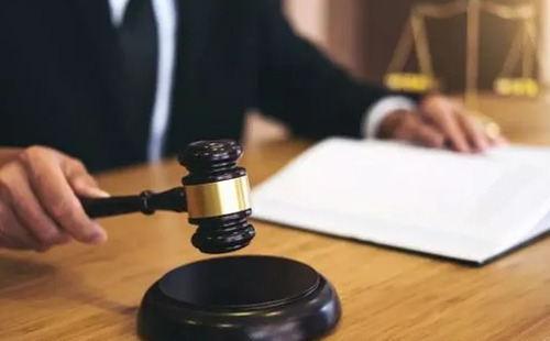 刑事犯罪精神赔偿什么时间给付？(图1)